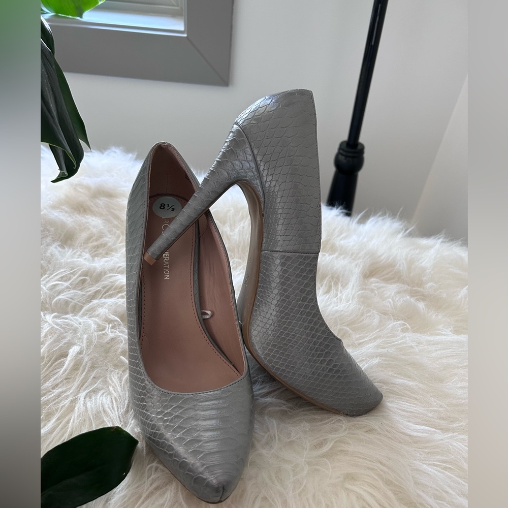 Women’s Pumps size 9/9.5 textured gray in color